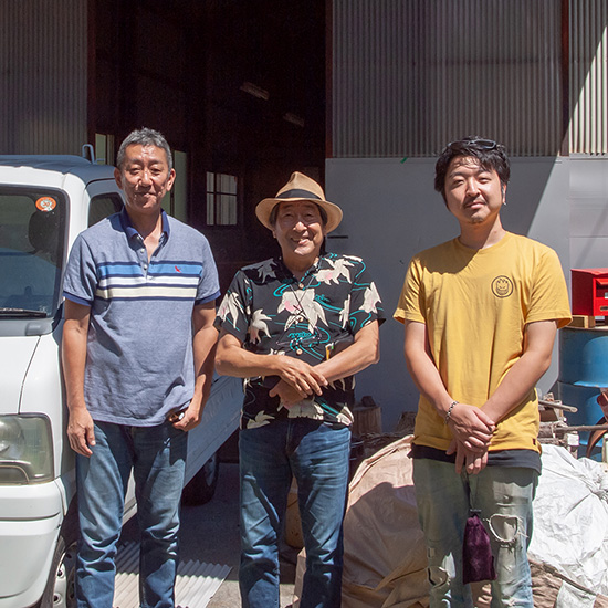 工場の前で記念撮影