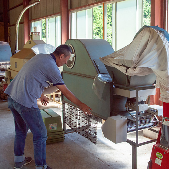 設備の説明をしてくださる東さん