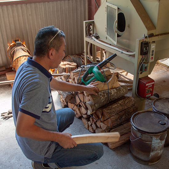 商品名の通り薪火で焙煎しています