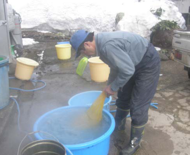 ３月でも、家の回りはまだ雪が２〜３m積もっています。