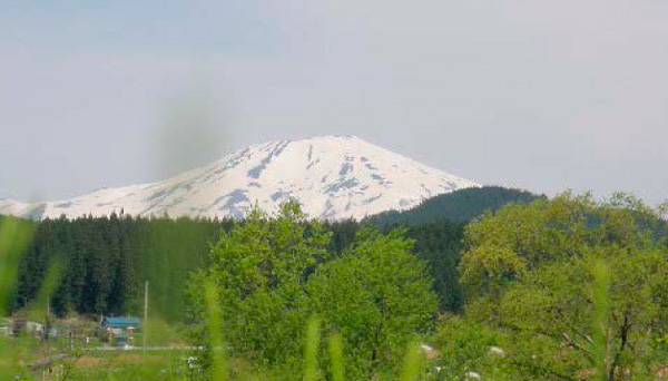残雪の鳥海山