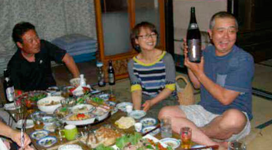 家族総出の作業の後はにぎやかに