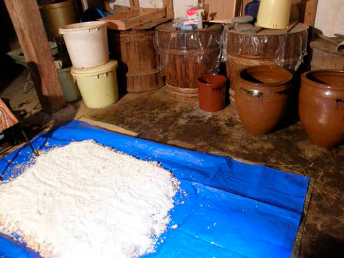 降雪前に貯め込んだ野菜を漬ける樽や瓶