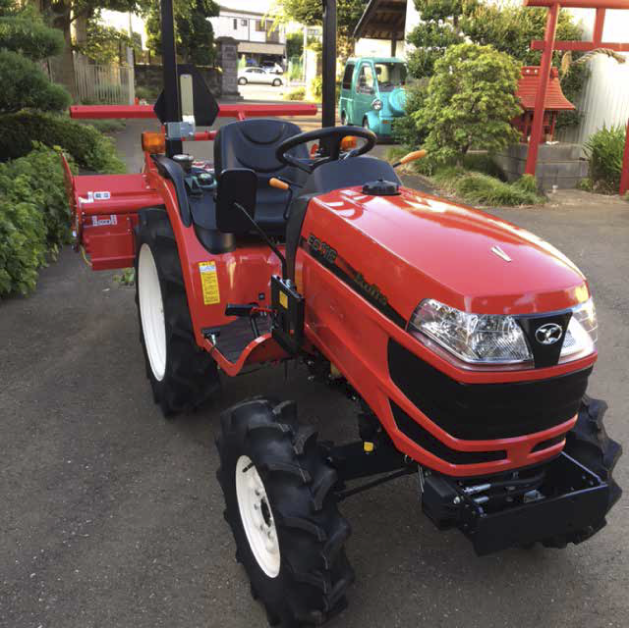 赤いトラクターはヤンマー