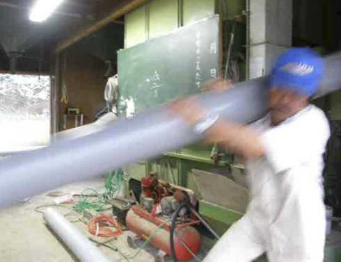 草刈りが終わると機械の整備や小屋の掃除・乾燥機・精米機の取り付け