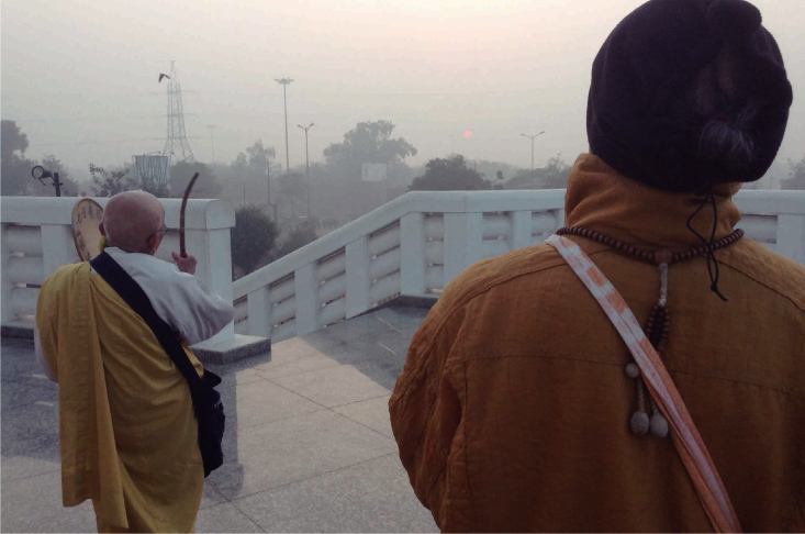 朝の祈り：克庵主さん（左）と僕