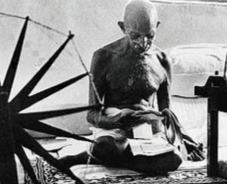 チャルカで糸を紡ぐガンディー