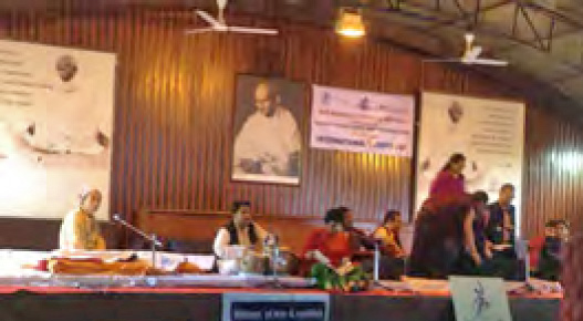 ガンディスミリティでの記念セレモニーの様子