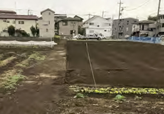 GW前の畑は黒々としています