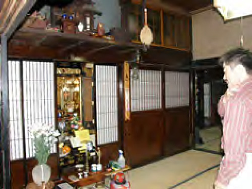 神様に“刈り上げモチ”をお上げして、一年の無事と豊作を感謝します